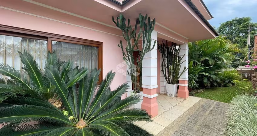 CASA SEMIMOBILIADA COM 03 DORMITÓRIOS NO JARDIM EUROPA