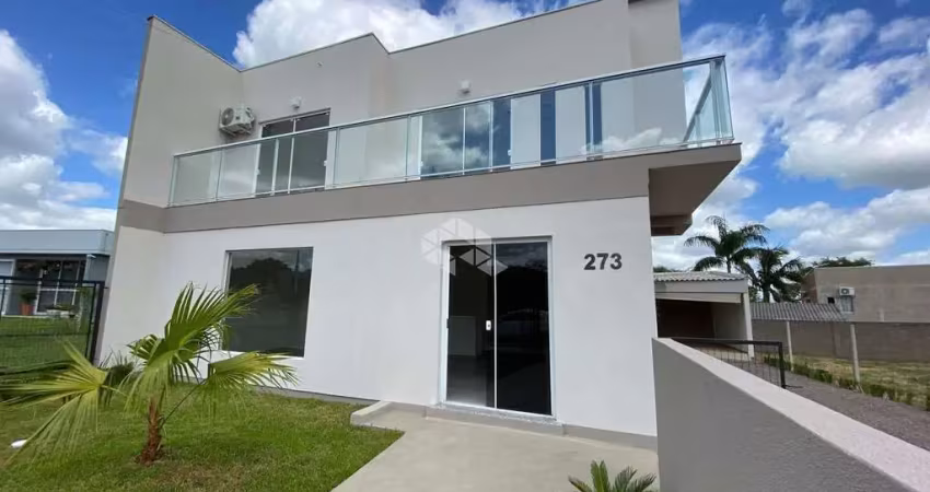 Casa com quiosque e piscina, com 2 dormitórios.