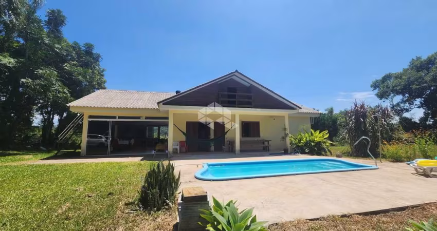 Chácara com 03 dormitórios e piscina em Linha Pinheiral