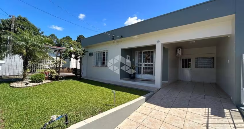 Casa 03 dormitórios no Bairro Ana Nery