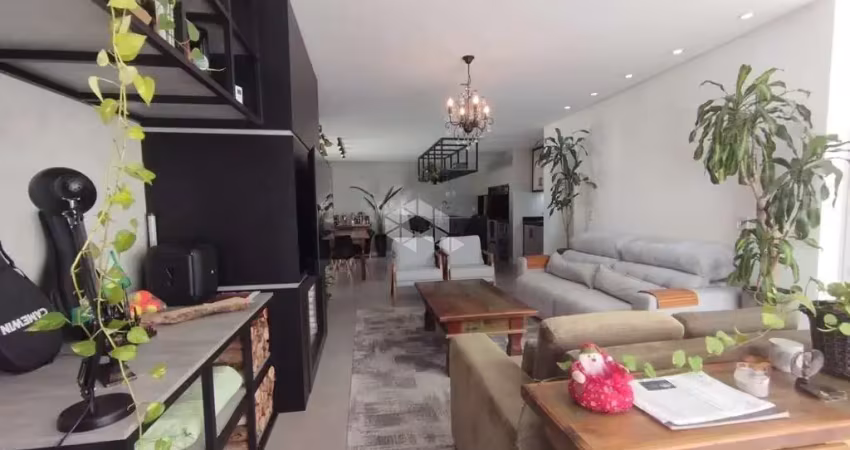 Duplex em condomínio fechado com 03 dormitórios e suíte