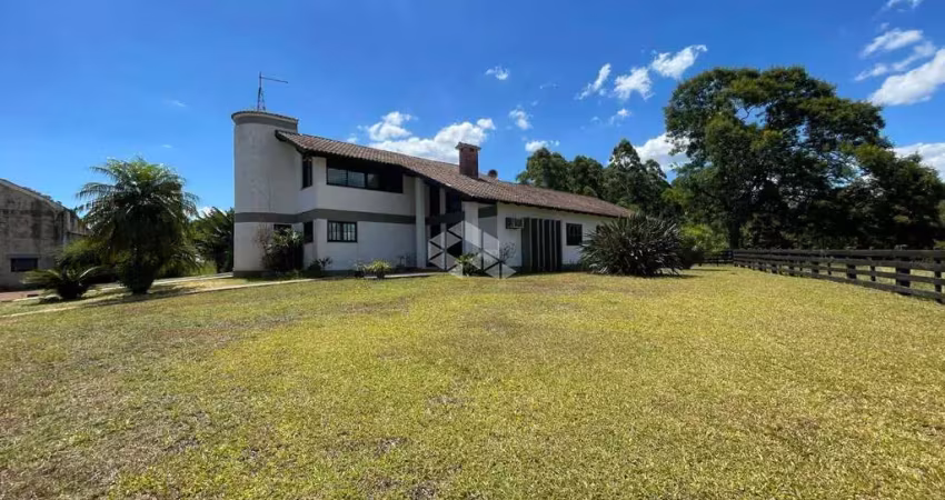 Área de terras com casa de 04 dormitórios e galpão/pavilhão.