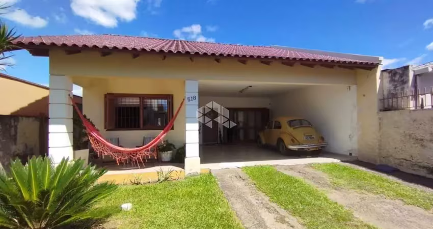 Casa com 3 dormitórios, suíte e pátio no avenida em santa cruz do sul