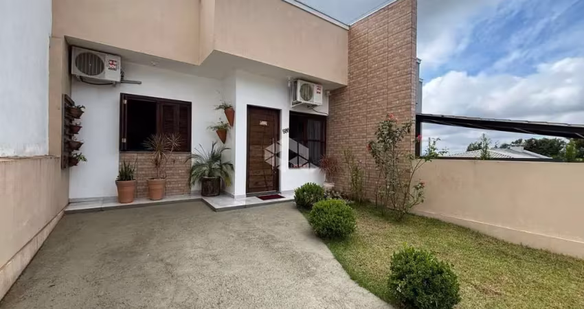 Geminado mobiliado com 02 dormitórios e pátio grande