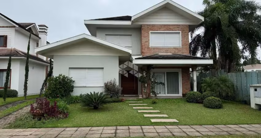 Casa em condomínio com 04 dormitórios sendo 02 suítes
