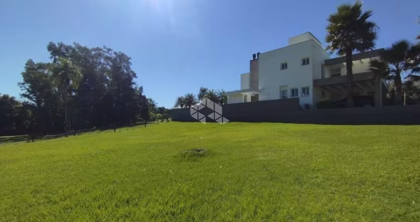 Terreno grande e plano dentro de condomínio