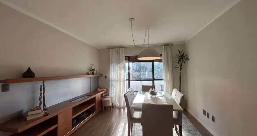 Apartamento central com 2 dormitórios sendo uma suíte.