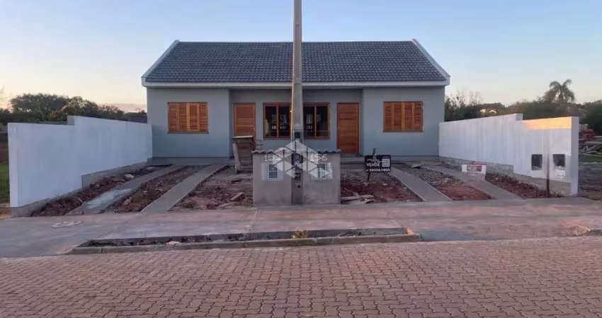 Casa geminada 02 dormitórios com pátio frente e fundos!