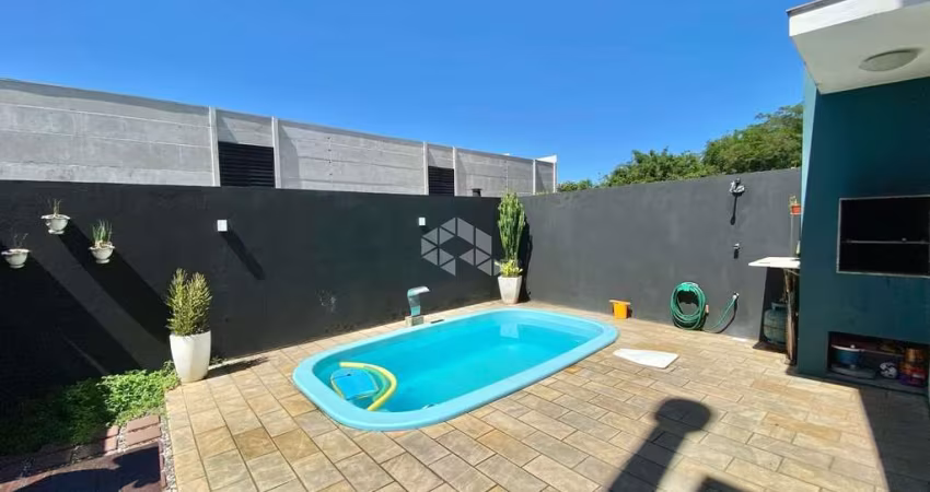 Casa com piscina em condomínio á venda