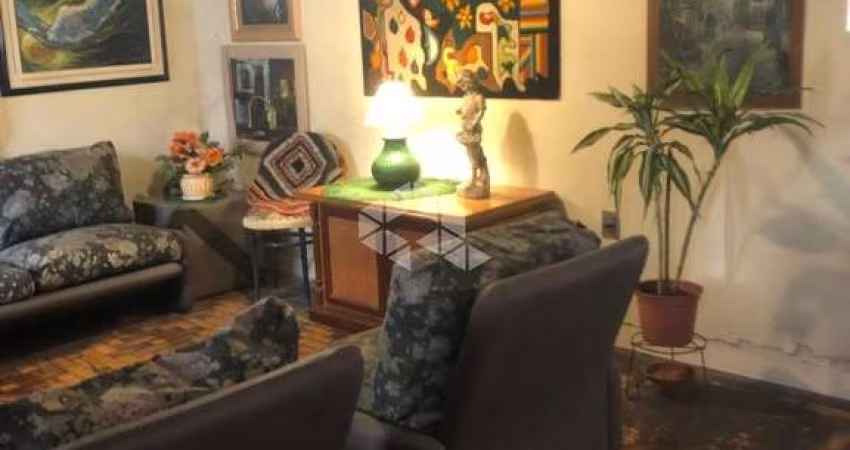 Sobrado com 317m² e 3 quartos à venda no bairro Santa Cecília.