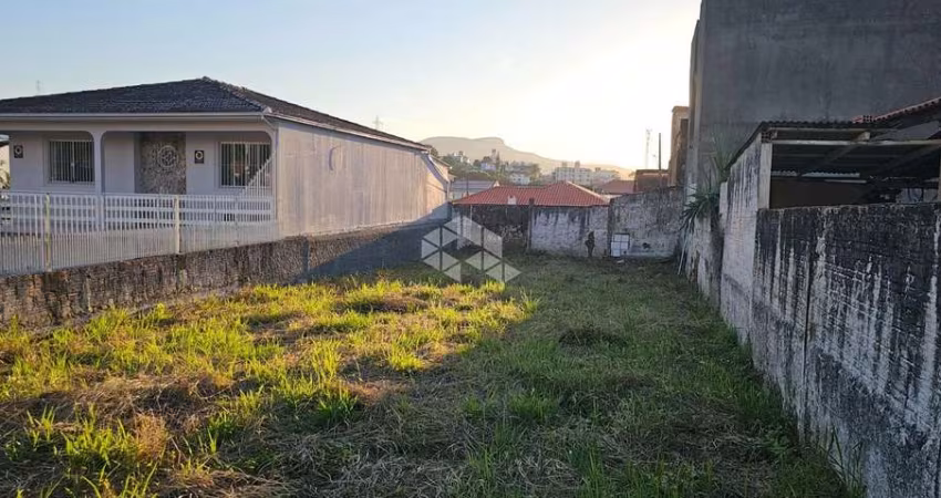 TERRENO NO BAIRRO PICADAS DO SUL, EM SÃO JOSÉ, SC, MEDINDO 300M² DE ÁREA TOTAL.