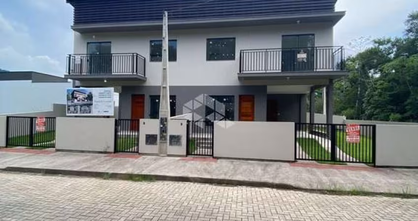 CASA SOBRADO LOTEAMENTO LISBOA I I I, NO BAIRRO FORQUILHAS, EM SÃO JOSÉ, SC, SACADA, 02 DORMITÓRIOS SENDO 02 SUÍTES, 02 VAGAS DE GARAGEM.