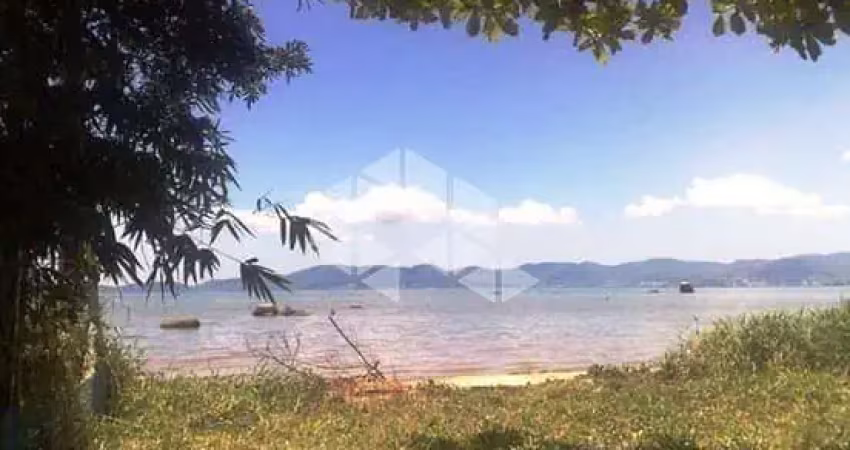 Terreno no bairro barreiros, em são josé, sc, vista para o mar, medindo 388,80m² de área total.