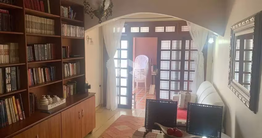 CASA NO BAIRRO ROÇADO, SÃO JOSÉ, SC, 03 DORMITÓRIOS, 01 SUÍTE, 05 VAGAS DE GARAGEM.