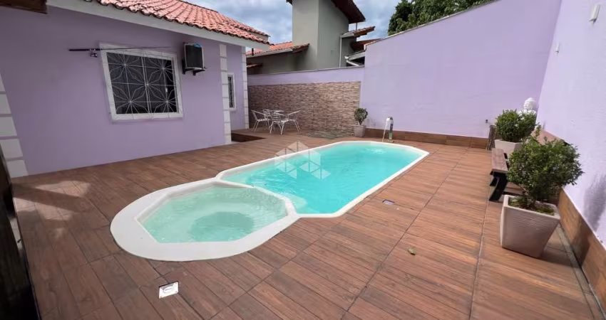 CASA RESIDENCIAL NO BAIRRO FORQUILHAS, EM SÃO JOSÉ, SC, SEMI-MOBILIADA, ESPAÇO GOURMET, CHURRASQUEIRA, 02 DORMITÓRIOS, 04 VAGAS DE GARAGEM