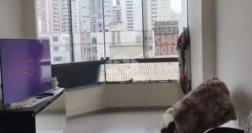 Apartamento no bairro kobrasol, em são josé, sc, semi-mobiliado, sacada, 03 quartos sendo 01 suíte com hidromassagem, 02 vagas de garagem.