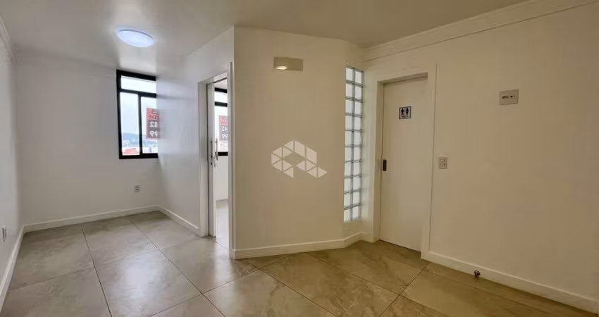 SALA COMERCIAL NO BAIRRO CAMPINAS, EM SÃO JOSÉ, SC, MEDINDO 41,32M² DE ÁREA TOTAL, COPA COZINHA, E 01 LAVABO.