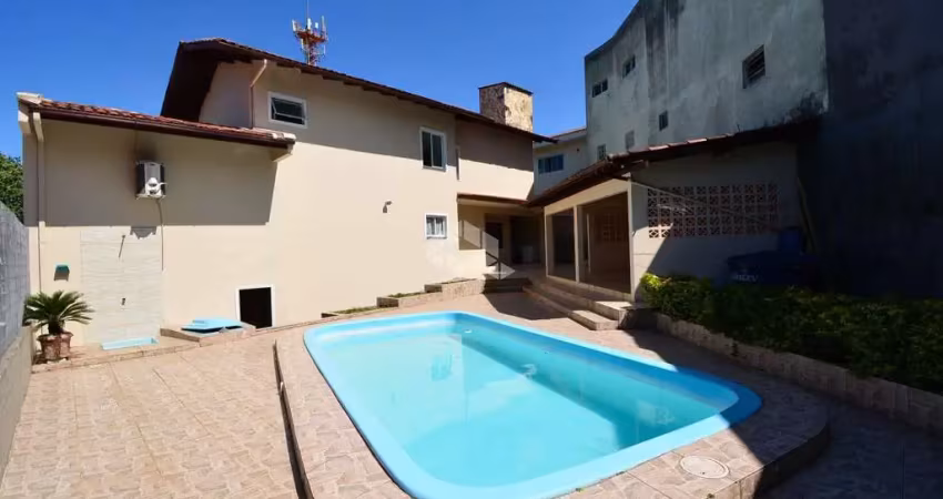 CASA RESIDENCIAL À VENDA COM 3 QUARTOS SENDO 1 SUÍTE E 2 VAGAS DE GARAGEM NO BAIRRO BARREIROS EM SÃO JOSÉ/SC.