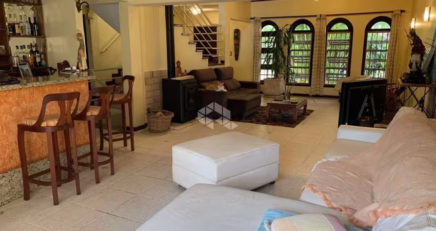 Excelente Casa 3 Dormitórios com 308 m² privativos
