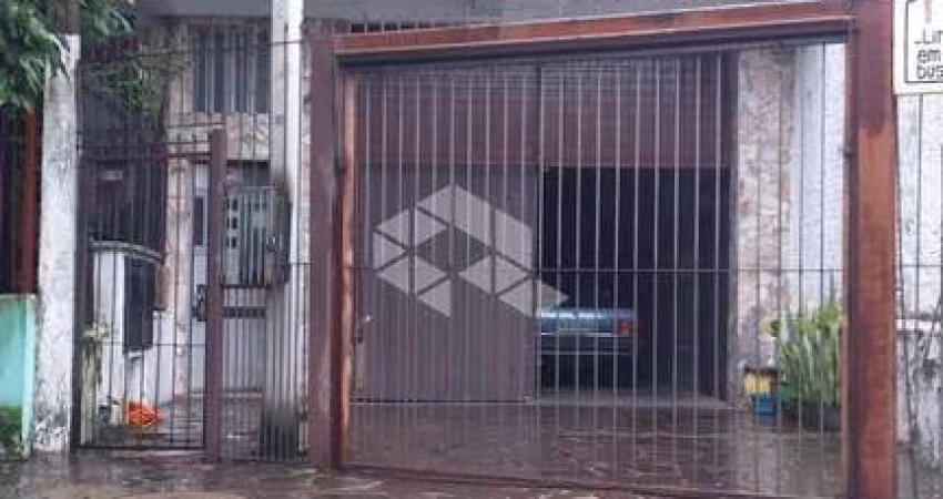 4º Distrito - Residêncial ou comercial. Pavimento térreo 97m² e pavimento superior 93m²