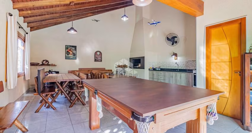 Sobrado à venda com 3 dormitórios/Quartos, sendo 2 suítes. Piscina. Garagem coberta