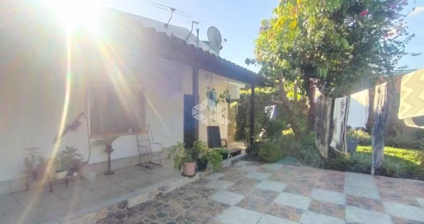 Casa Ampla de 3 dormitórios sendo 1 suíte. Garagem coberta 2 carros. Pátio frente e fundos.