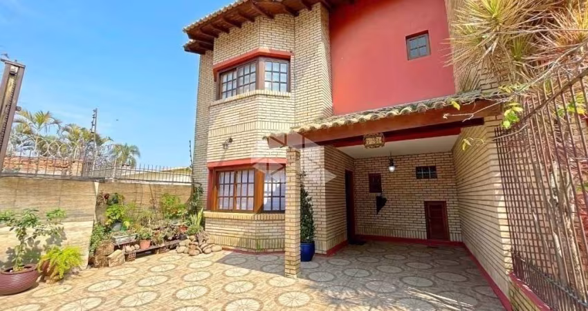 Casa desocupada no Bairro Guaruja com 3 dormitorios.