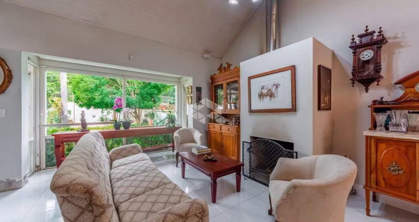 Casa com 4 dormitorios e amplo pátio com piscina no Bairro Vila Assunção, próximo da Orla.