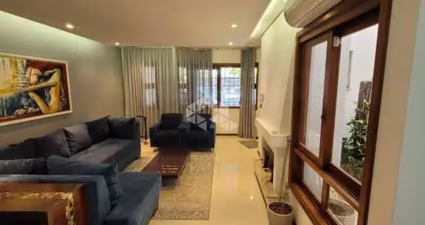 Linda casa mobiliada, desocupada com piscina , próximo do PASEO na Vila Assunção em Porto Alegre.