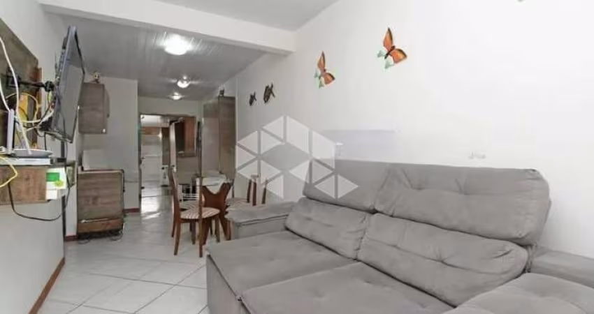 Casa a venda com 2 dormitórios, pátio, 2 vagas cobertas no Bairro Hípica