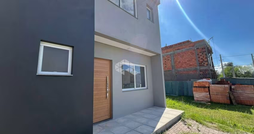 Casa estilo sobrado em condomínio fechado com infra, 2 suítes, pátio e 2 vagas