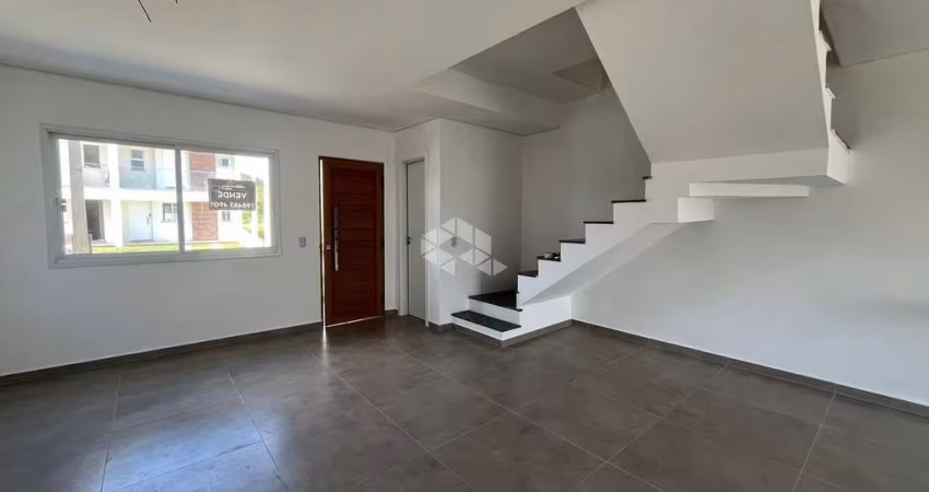 Casa estilo sobrado em condomínio fechado com infra, 2 suítes, pátio e 2 vagas