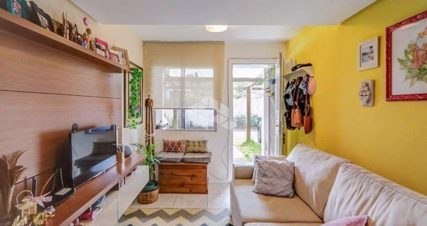 Casa em condomínio com 50,60m²,  02 dormitórios e vaga de garagem no bairro Ipanema