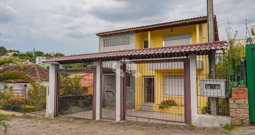 CASA COM 04 QUARTOS E AMPLO PÁTIO