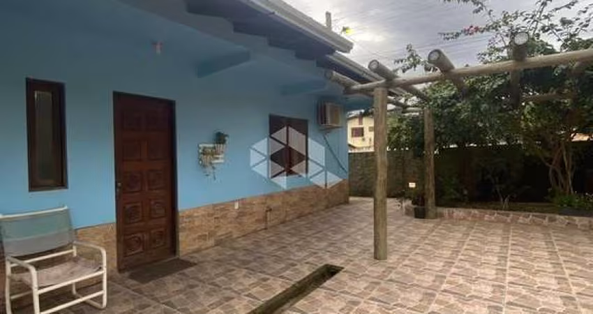 CASA DOIS DORMITÓRIOS EM VIAMÃO.