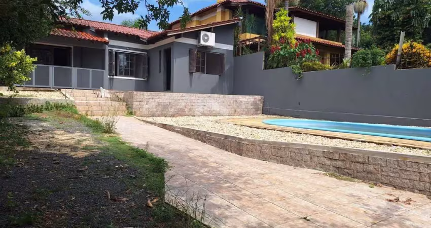 Casa com 2 dormitórios (1 suíte), salas amplas, 3 vagas com 112m²