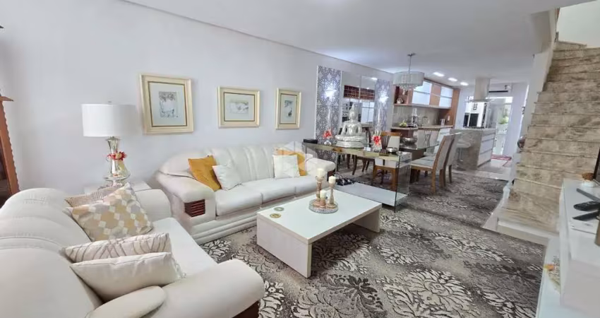 Casa com 3 quartos à venda na Rua Heitor Kramer, 680, Guarujá, Porto Alegre