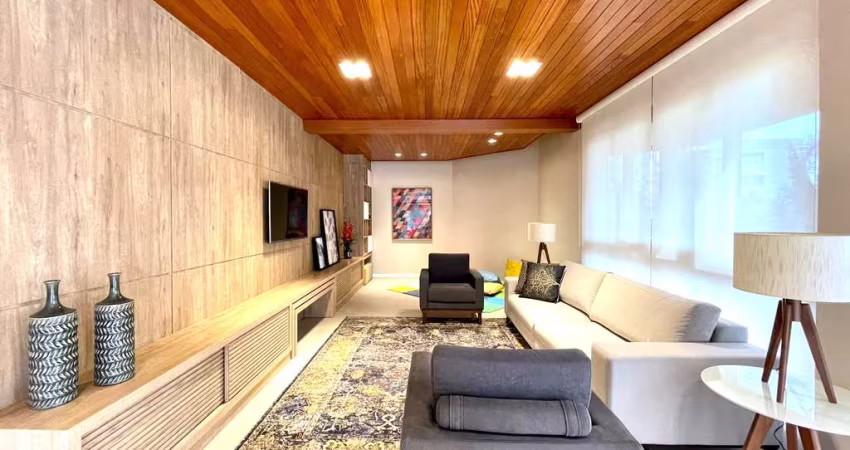 Apartamento com 4 dormitórios, um suíte e seus espaçosos 266 m² de área privativa.