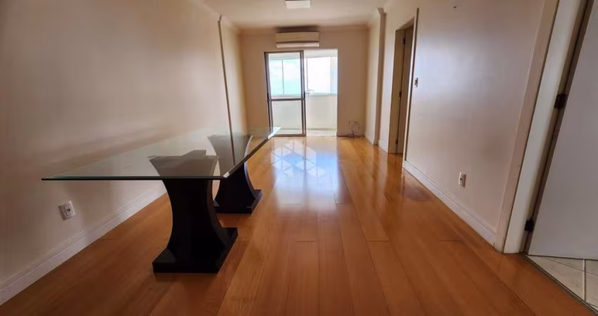 Apartamento semimobiliado com 3 Dormitórios,1 suíte e 2 vagas no Rio Branco.