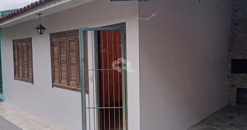 Casa em condomínio com 2 quartos, área de serviço, cozinha e sala conjugada, gargem