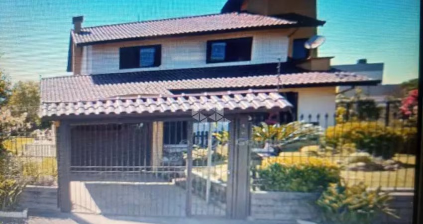 Casa individual 3 quartos com pátio e salão de festa 2 quadras da lagoa