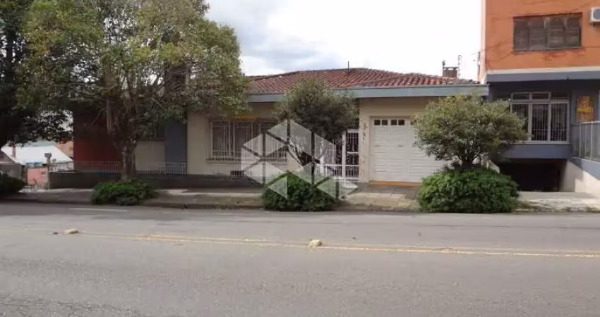 Casa de alvenaria de esquina com 4 dormitórios , com 440m² excelente localização no bairro lourdes