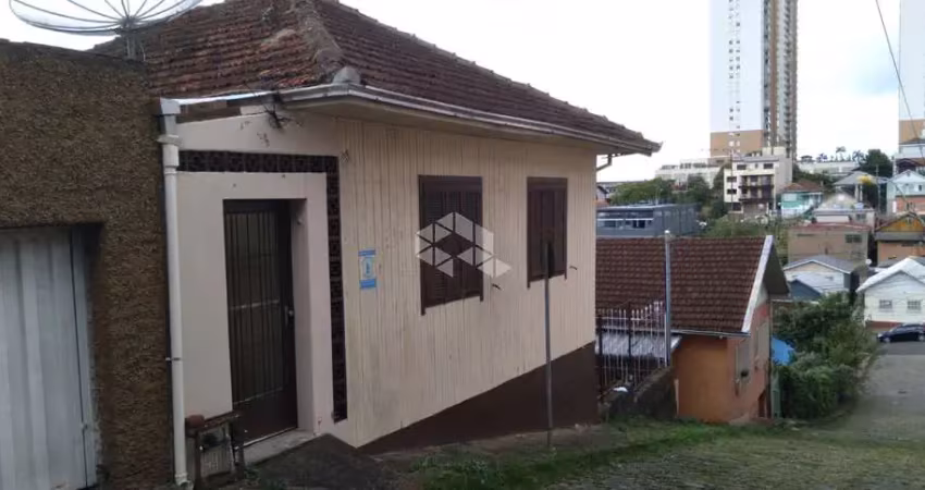 Casa mista com 4 dormitórios 202m² de área, ótima localização próximo antiga maesa.
