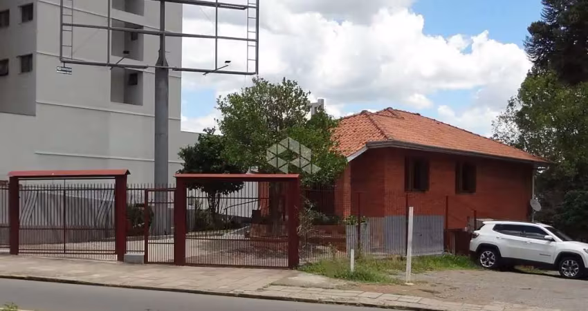 Casa de 186m² com 2 pisos e 600m² de terreno em área nobre da cidade.