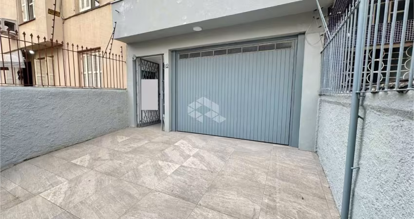 Casa com 3 dormitórios, 2 vagas na Cidade Baixa.