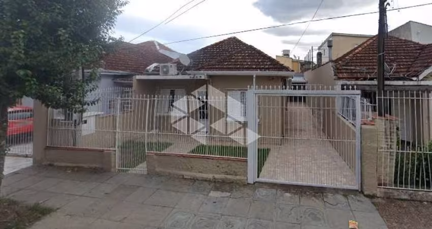 Casa à venda no Partenon com 3 quartos e amplo pátio