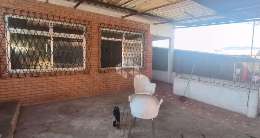 Casa com 2 dormitórios no bairro Partenon.