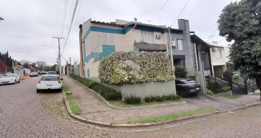 Casa com 3 dormitórios, suíte e living com lareira e pátio de 50m metros