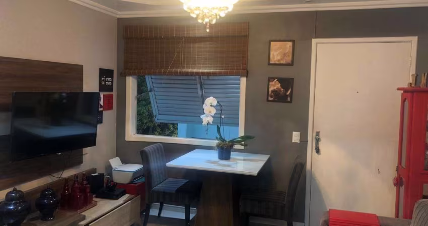 Apartamento de 1 dormitório, todo reformado, piso laminado.