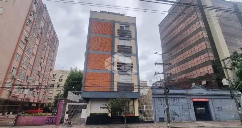 Excelente apartamento de 1 dormitório amplo com vaga coberta e escriturada banheiro, cozinha e área de serviço separada, elevador no centro histórico.